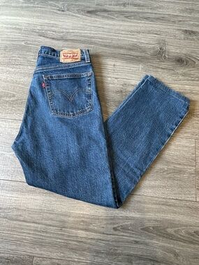 Levi's Women's Straight Leg Jeans in Medium Blue Denim